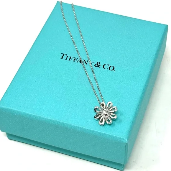 Authentic Tiffany& Co Paloma Picasso Daisy Flower Pendant Necklace.